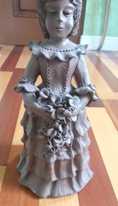 Statuie din Lut ,Semnata
