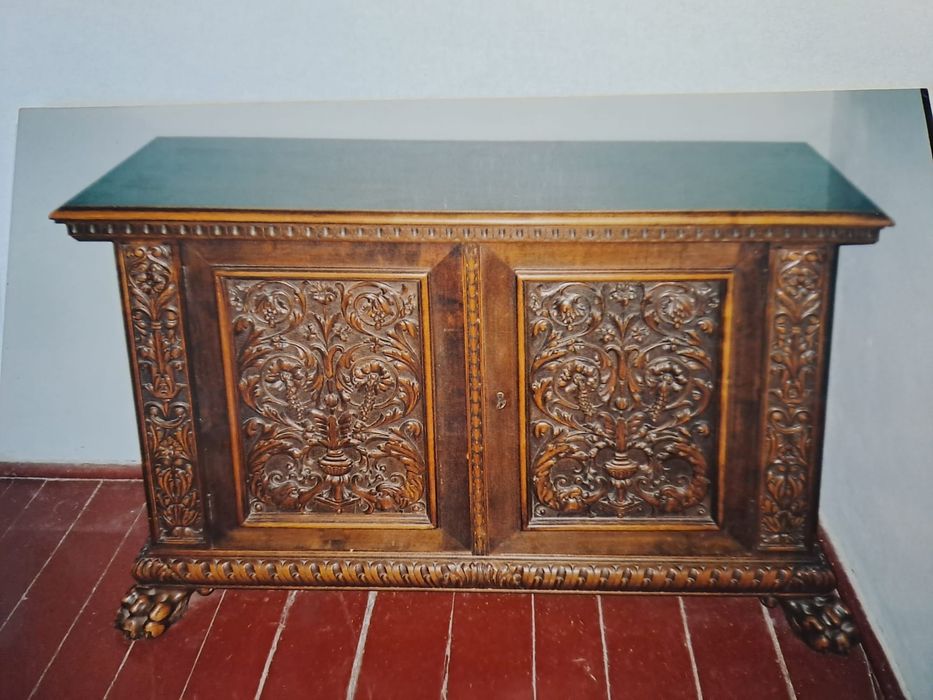 Mobila din lemn de nuc