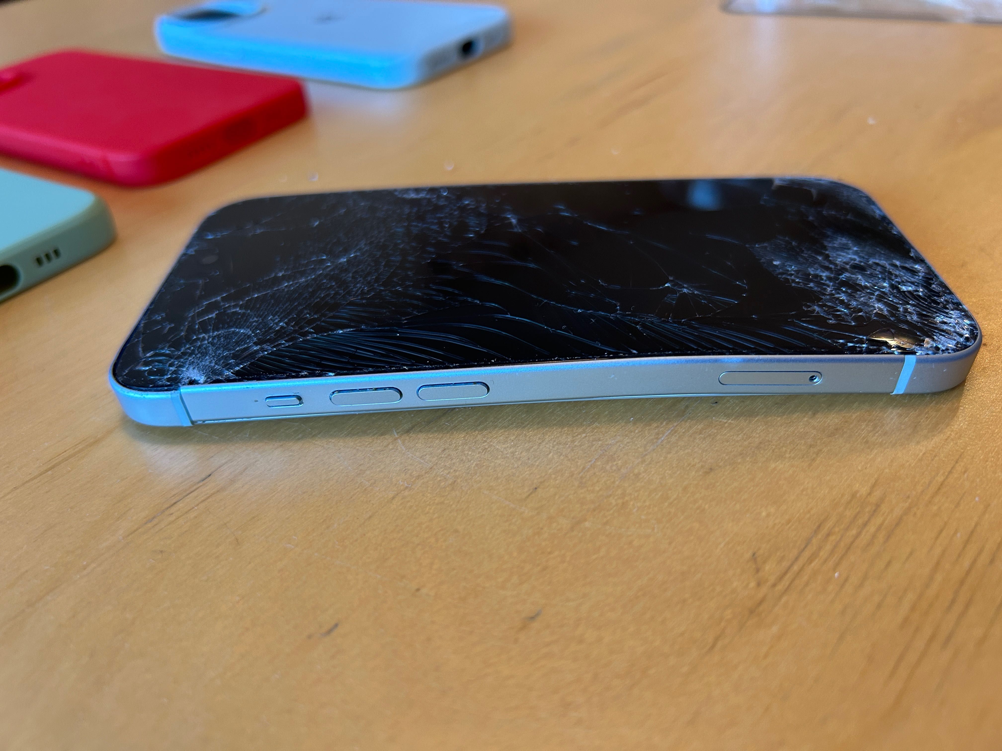iPhone 15 128MB със счупен дисплей