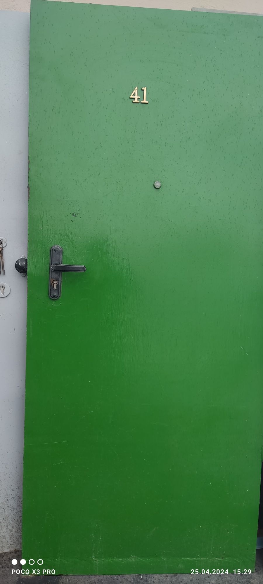Железную  дверь  с коробкой