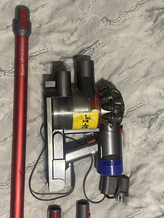 Вертикална прахосмукачка dyson v8 total clean