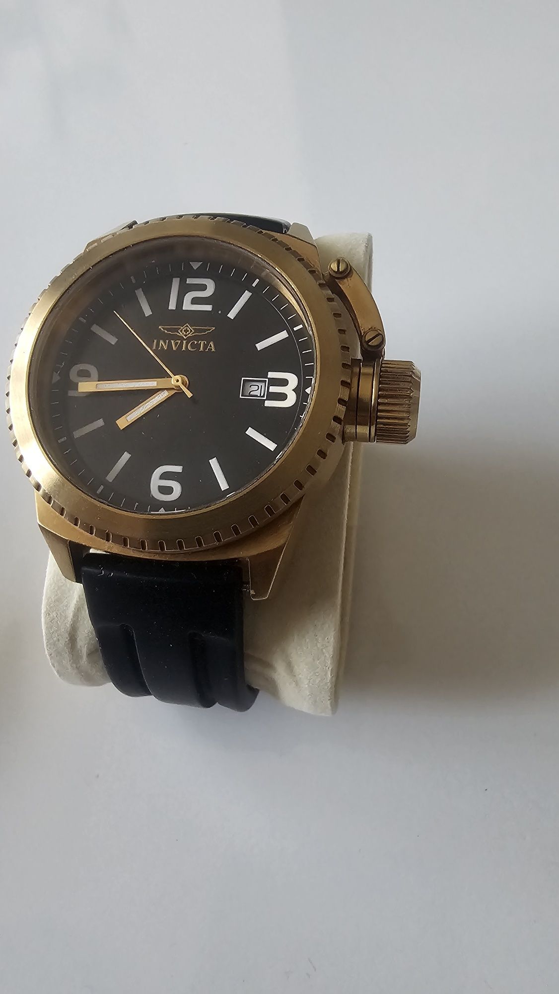 Часовници Invicta и Hector H