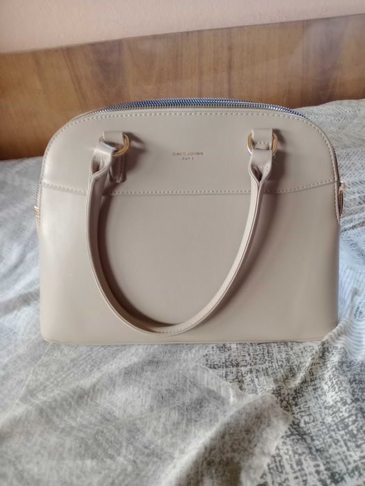 Продавам Дамска чанта..