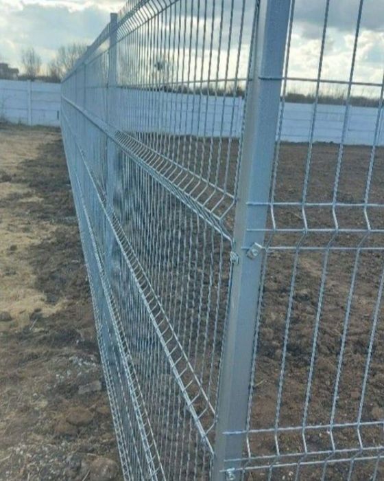 Vând gard din plasa bordurata cu fundație sau pilon de beton