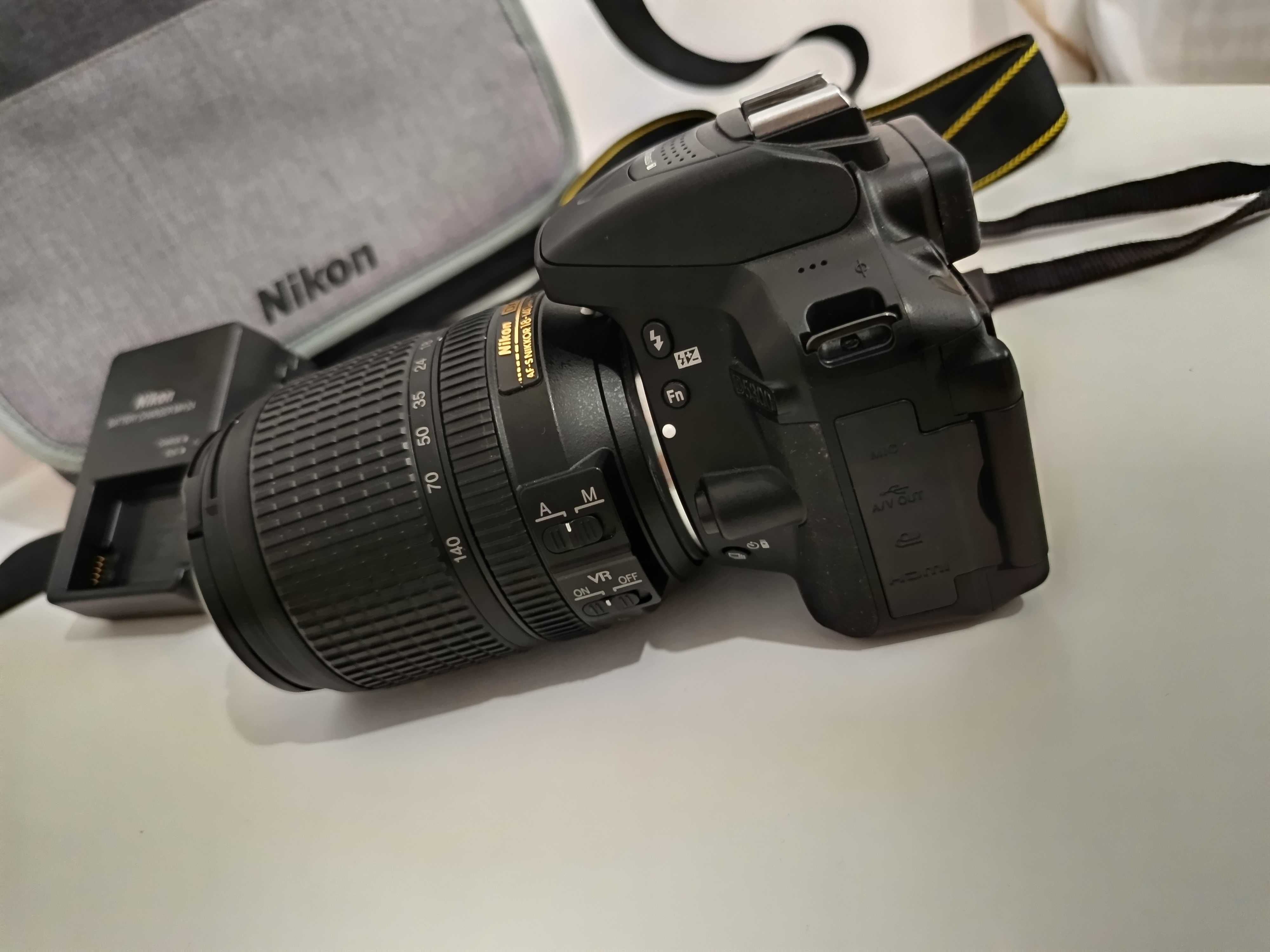 Aparat foto DSLR NIKON D5300 cu obiectiv 18-140 mm
