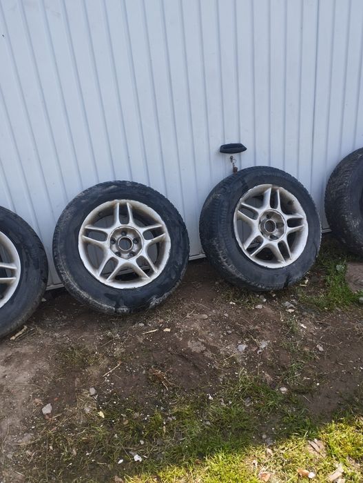 Vând jenți cu cauciucuri 195/65/15
