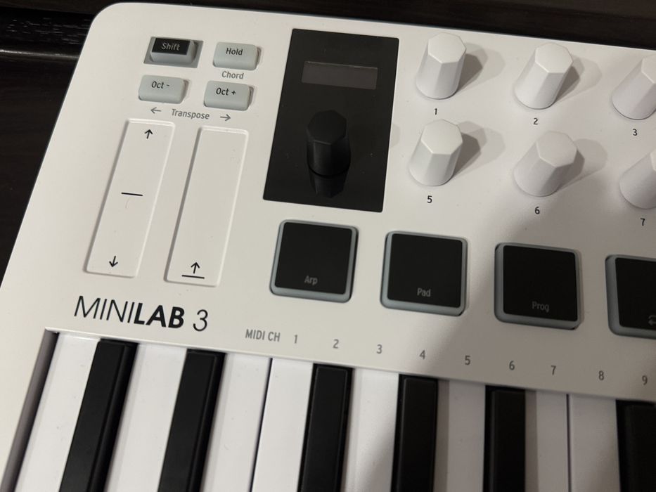 Arturia Minilab 3 миди клавиатура