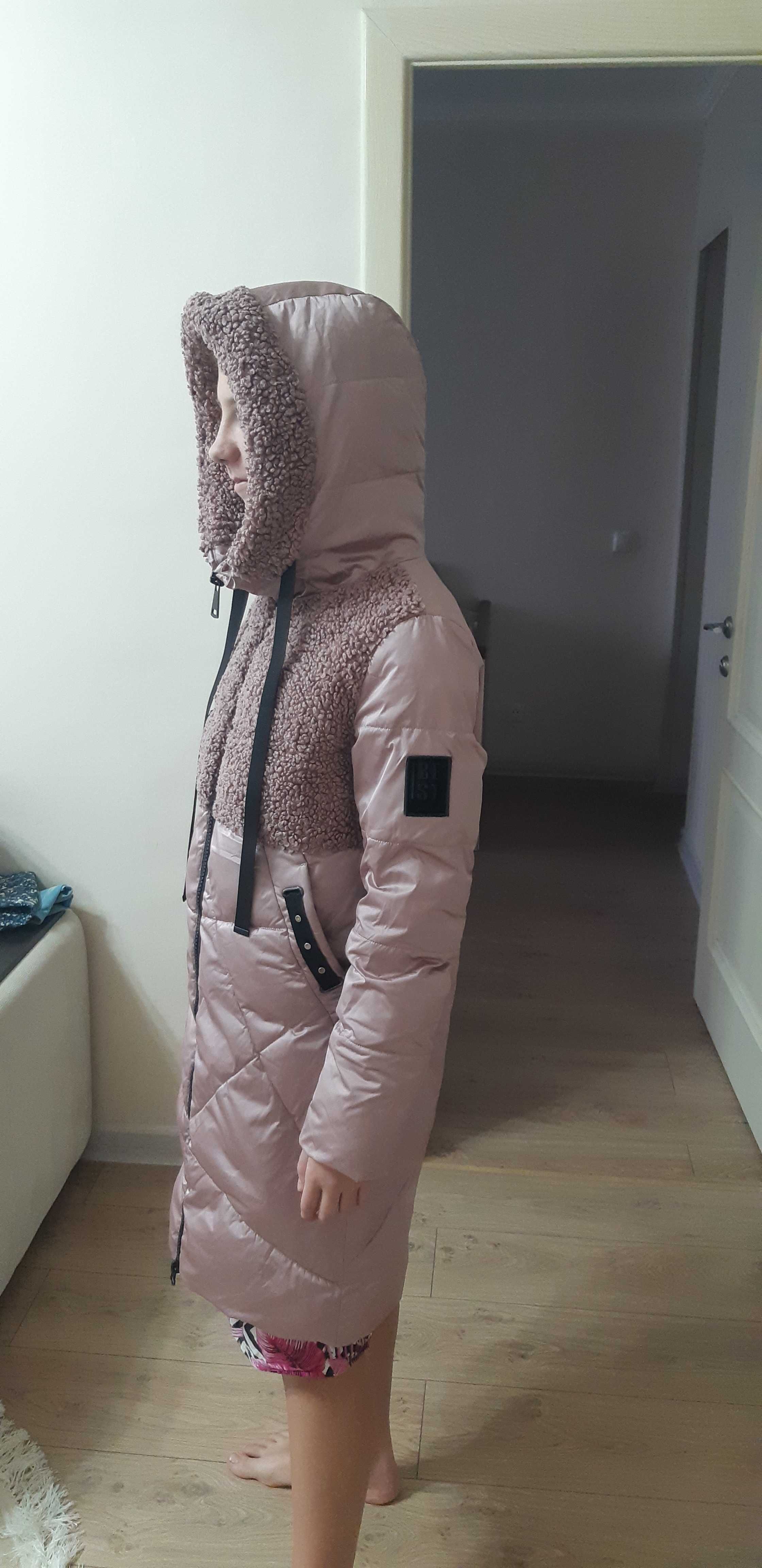 Продам зимний  пуховик-куртка на девочку 10-11 лет