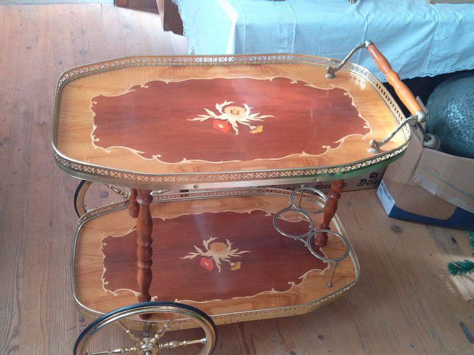 Продавам помощна количка подвижно барче интарзия флорални мотиви