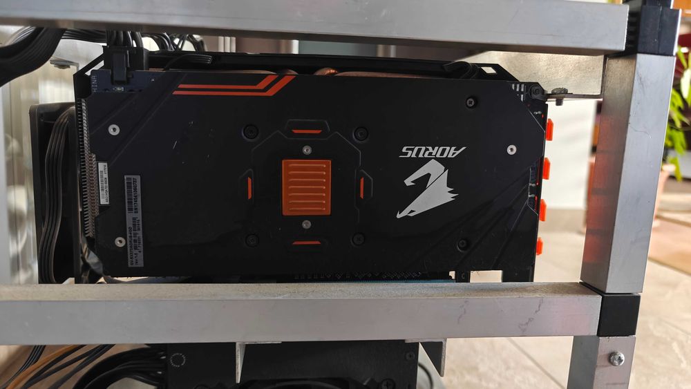 Vând placa video Gigabyte Aorus Radeon