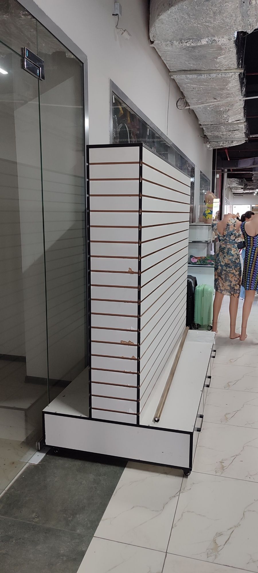Magazin uchun tayyor veshilka va stelaj srochniga sotiladi!