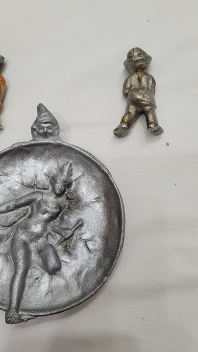 Statuete si scrumiera