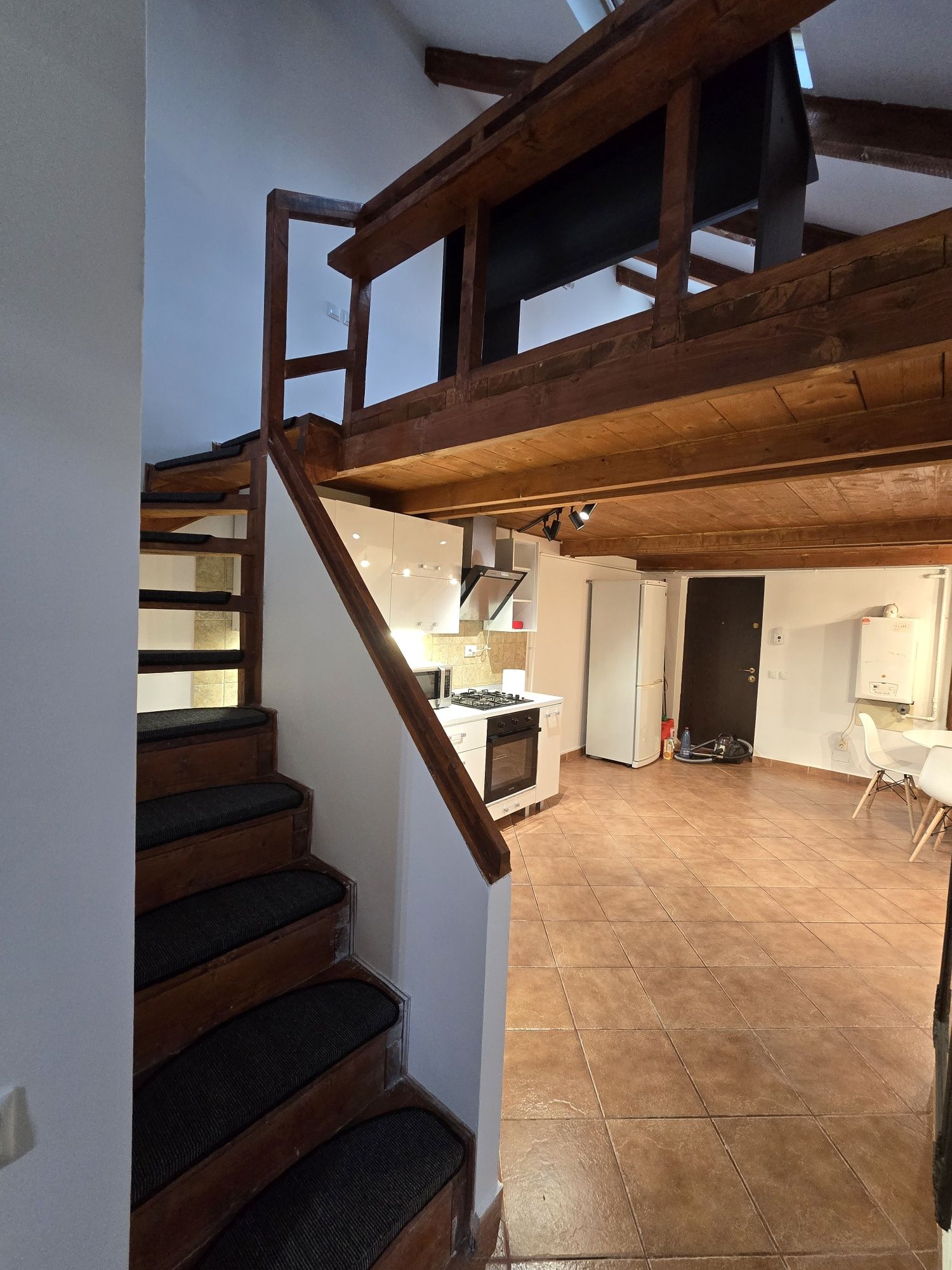 PF Inchiriez Apartment mansarda 3 camere zona Bună ziua