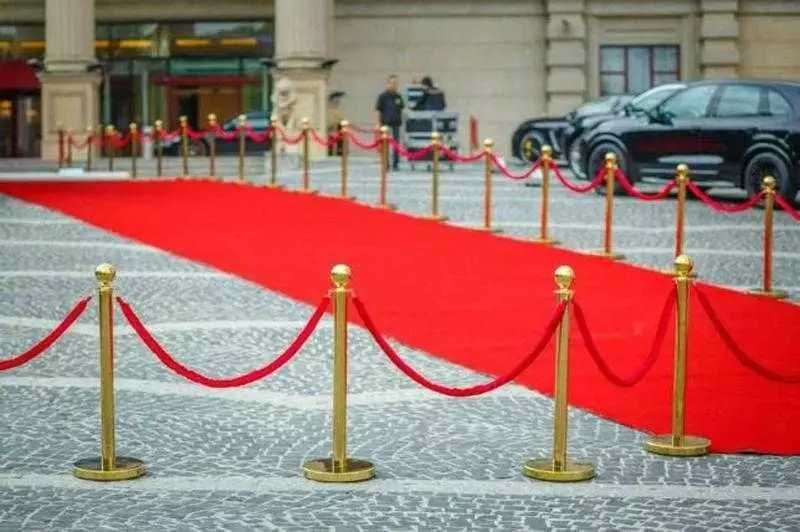 Красный ковролин (ковролан дорожка)