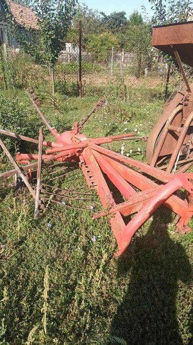 Greblă cu baie de ulei si discuri purtate in tiranți .