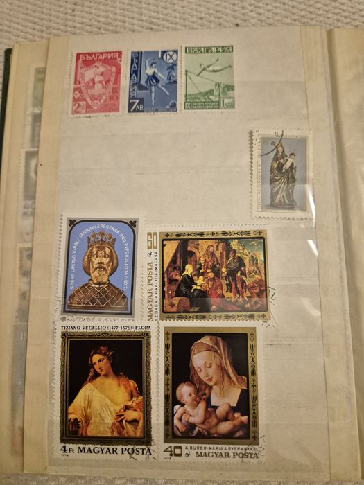 Класьор с марки от различни държави