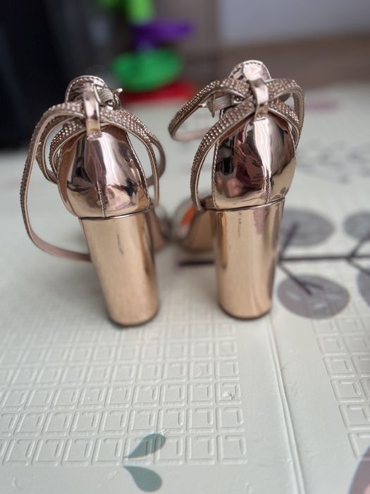 Sandale corai si cadou