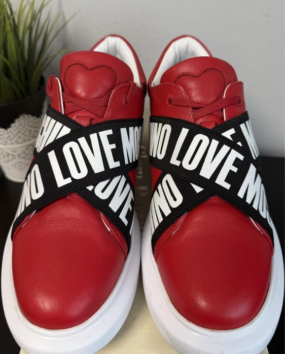 Сникърси Love Moschino