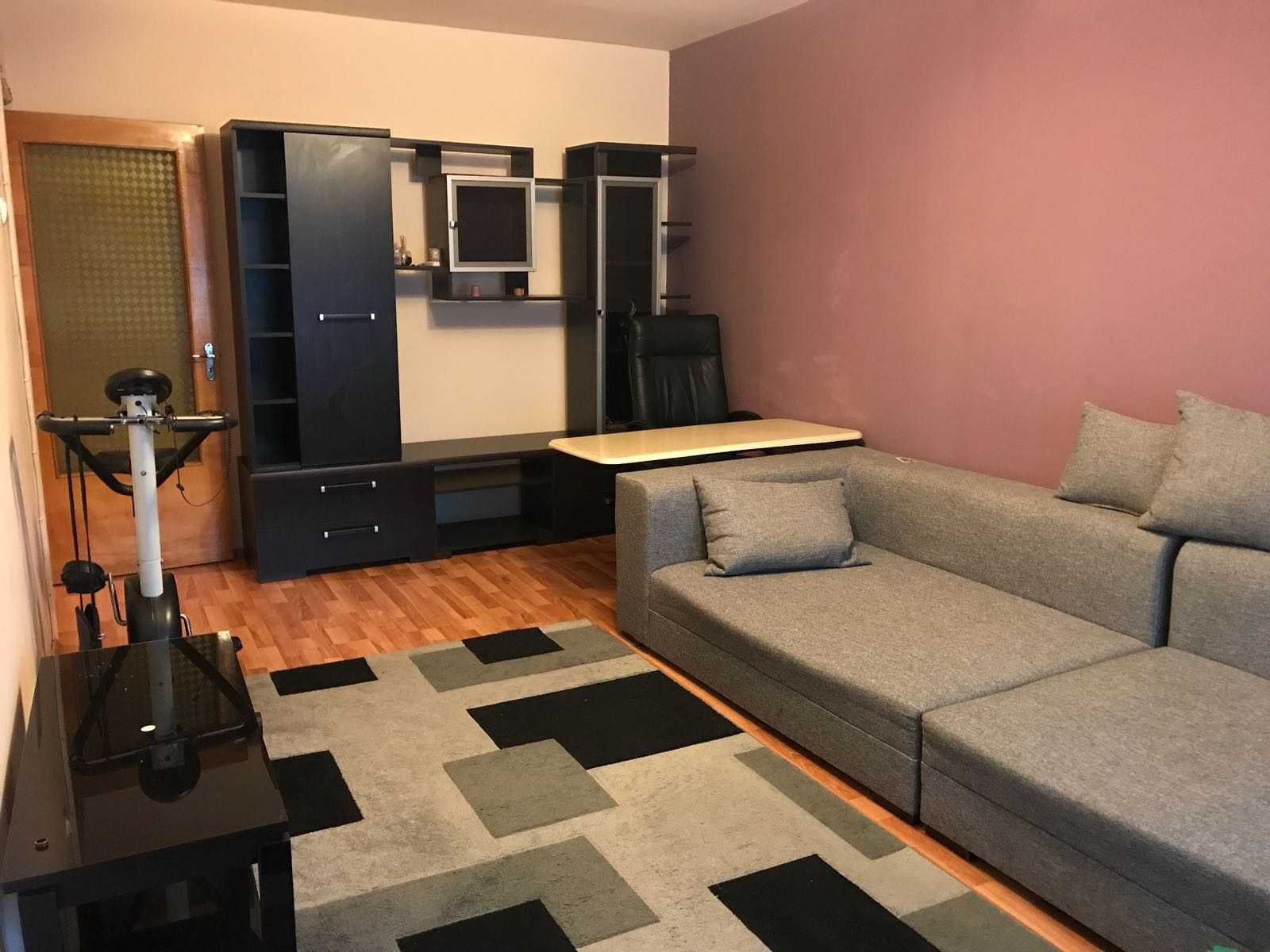 Inchiriez o camera intr-un apartament de 3 camere