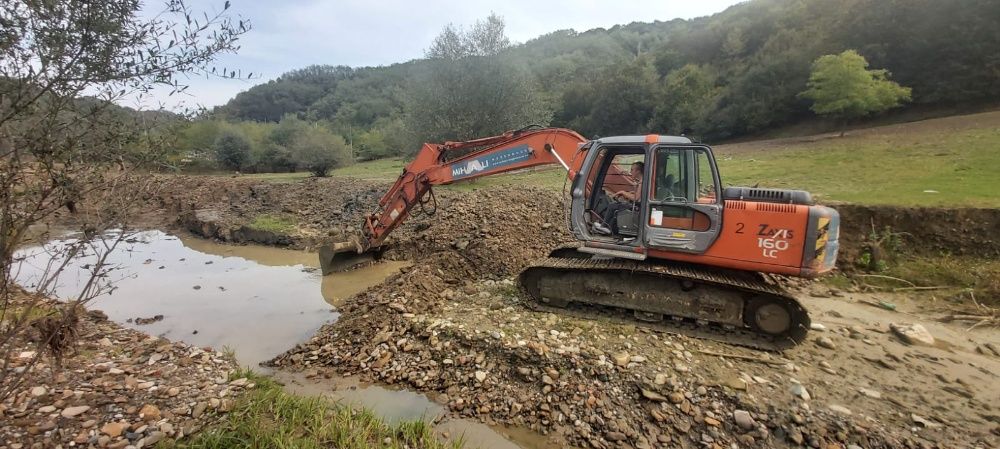 Excavator pentru decolmatări rauri, terasamente rutiere, demolări, etc