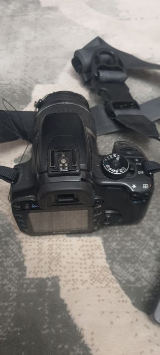 Aparate photo Nikon D3100 și Canon Eos