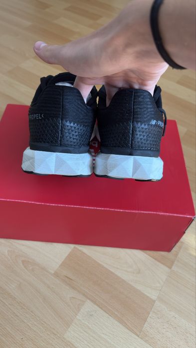 New Balance FuelCell Propel v5 in stare foarte buna