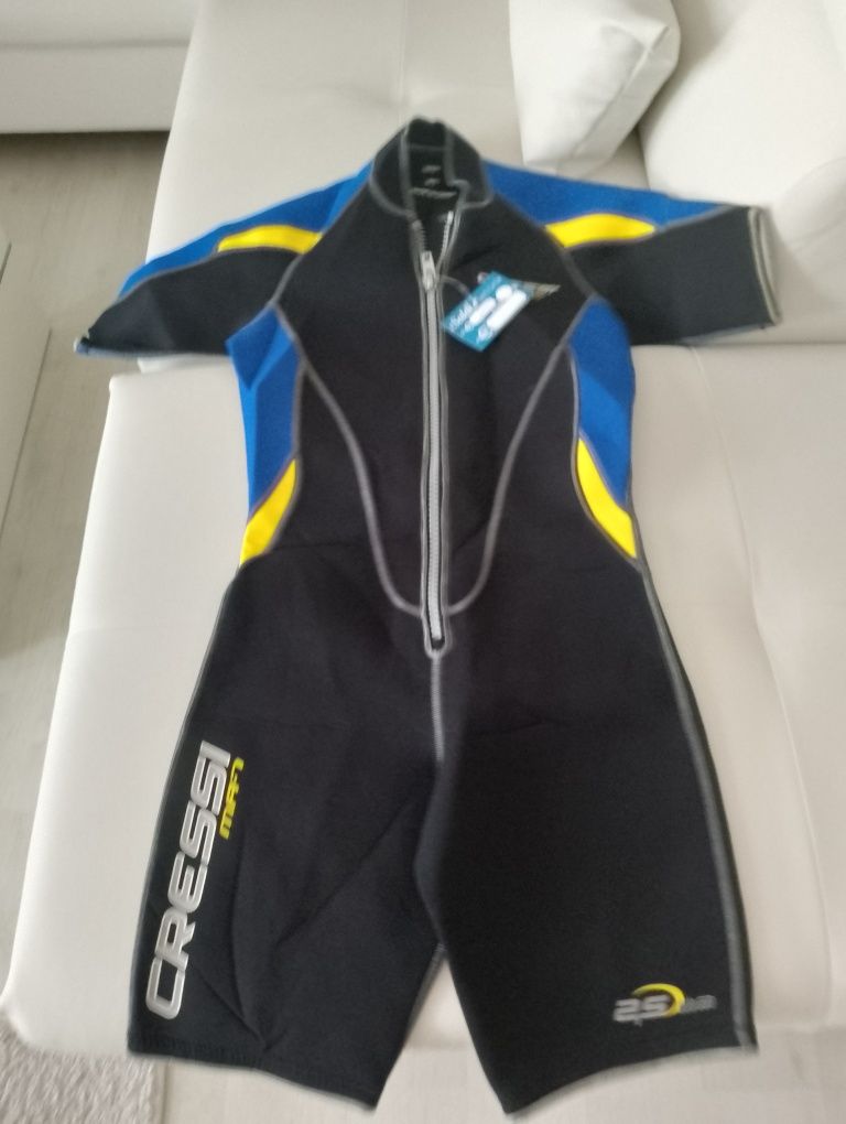 Vând costume de neopren pentru sporturi subacvatice,noi.marimi de la X