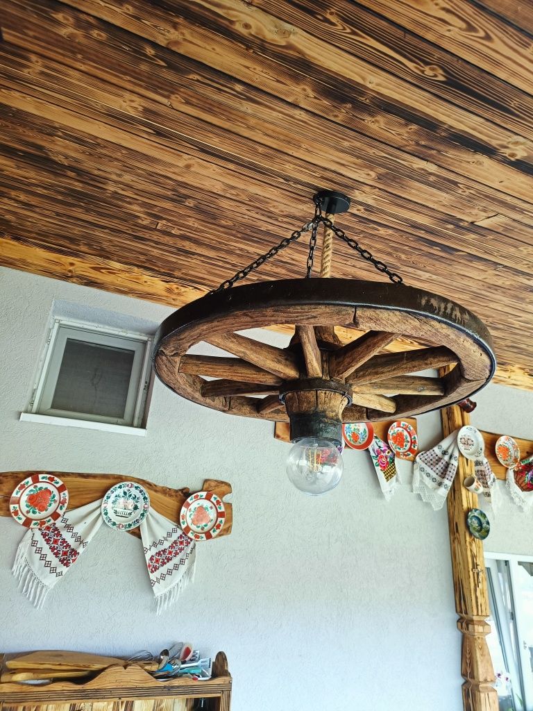 Corpuri de iluminat roata veche car rustic scara stejar