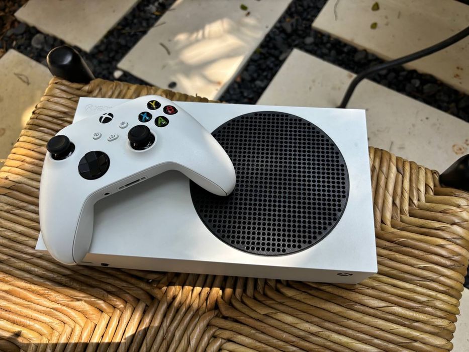 Продаю XBOX series S в идеальном состоянии