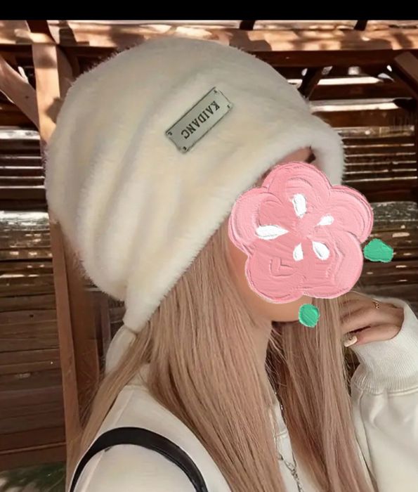 Чисто белая меховая шапка из плюшевого меха на весну