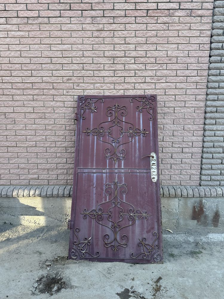 Дверь металлическая.