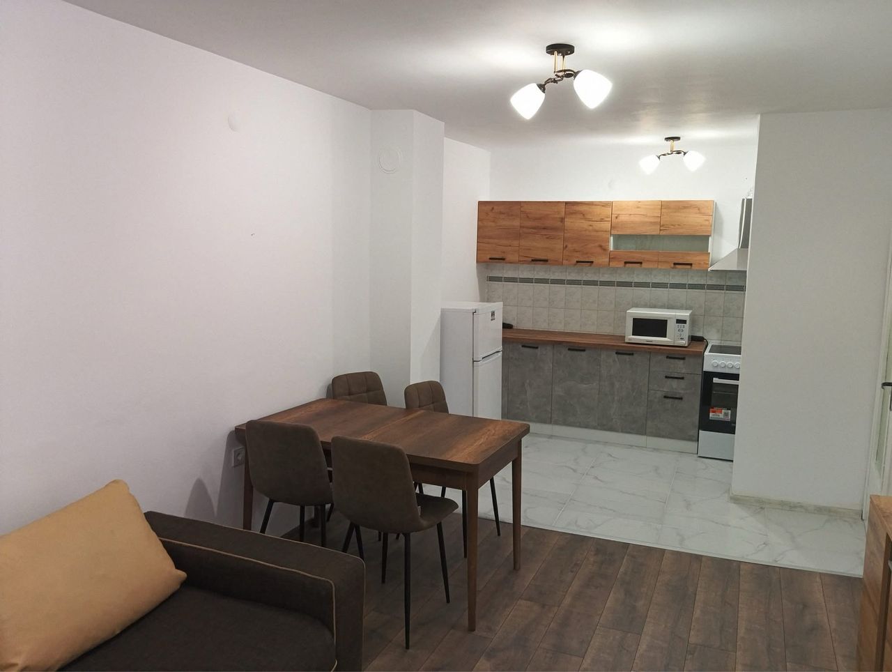 Дава се под наем Тристаен апартамент в Варна, Спортна зала - 100 кв.м за 561 € - Снимка #1