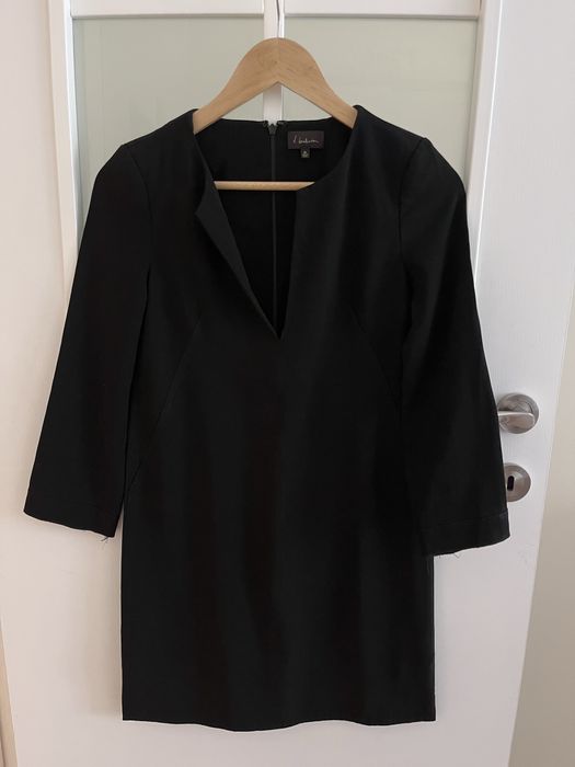 Черна рокля, T. Babaton