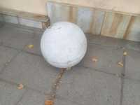 скулптура-топка и градинска лампа