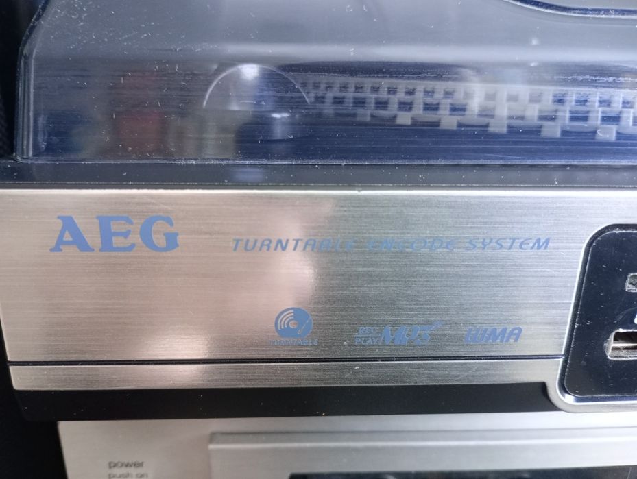 Грамофон AEG със слот за карта и флашка.