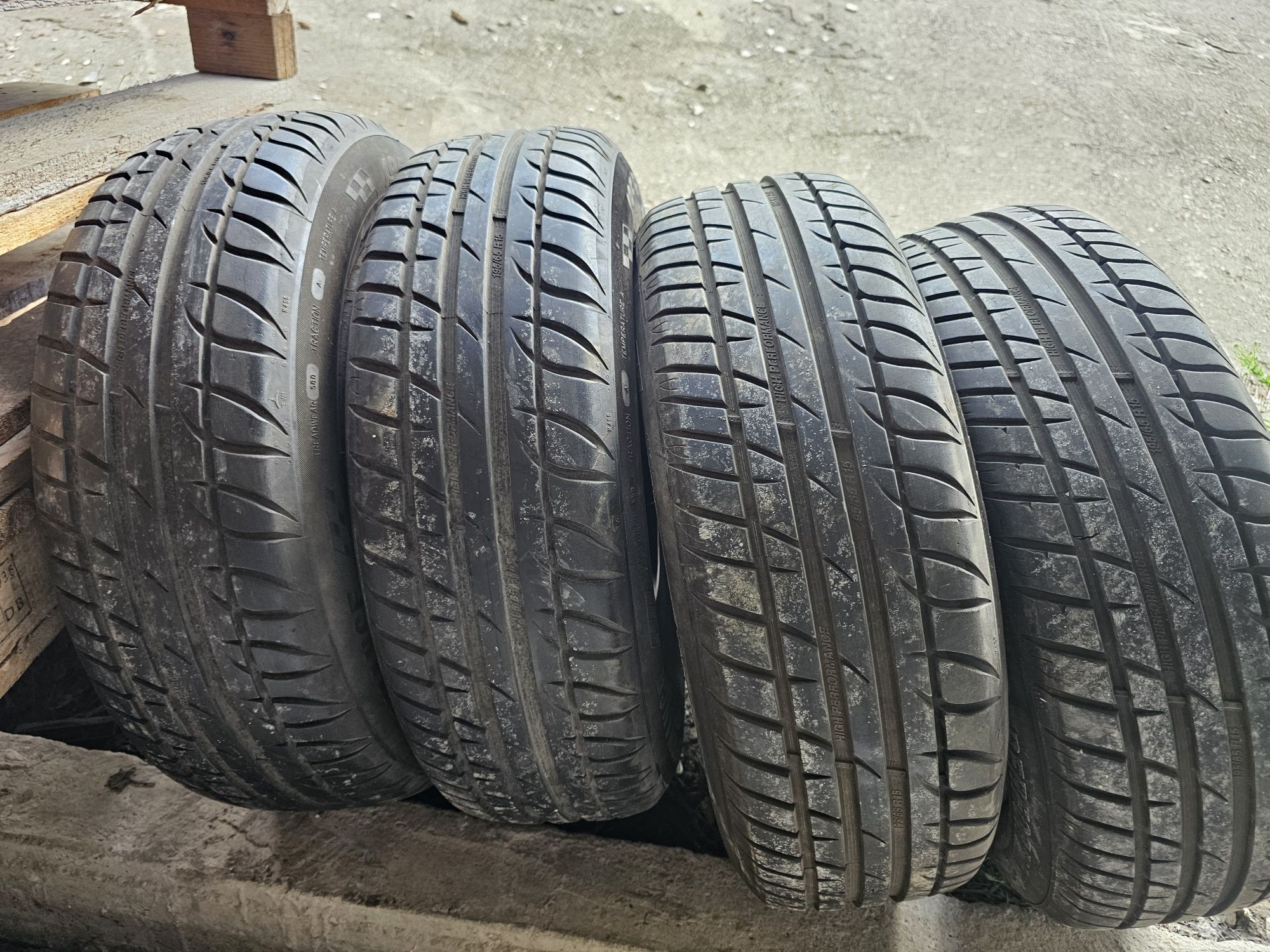 4бр Летни гуми 195 65 15 с джанти за VW 5 112x 15 пелфектни