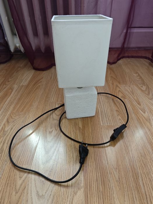 Lampă de masă albă
