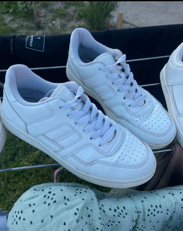 Adidași superbi.