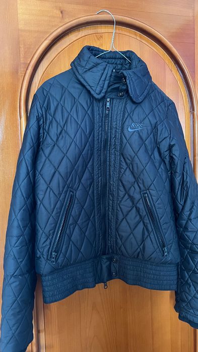 Vând geaca nike noua