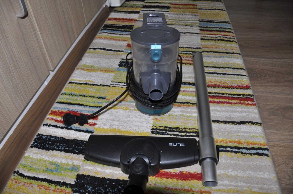 Малка прахосмукачка - вертикална - с кал.бел 6 м. В гаранция