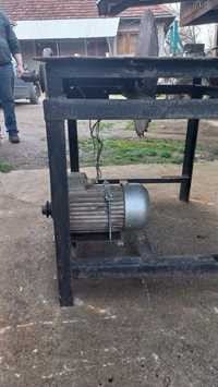 Vând motor tăiat lemne