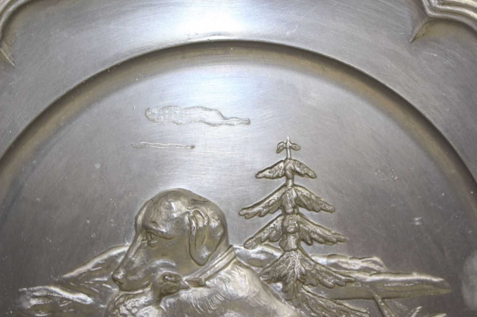 Ретро калаена релефна чиния Ловно куче. Внос Франция