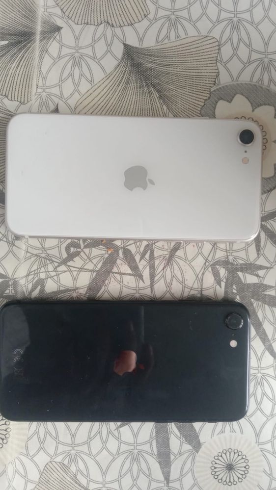 Обменяю два iphona se 2020 и iphone se 2022