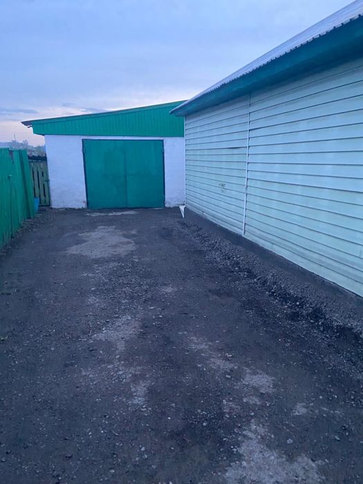 Продам дом теплый, железные ворота. Огород. Углярка. Курятник.