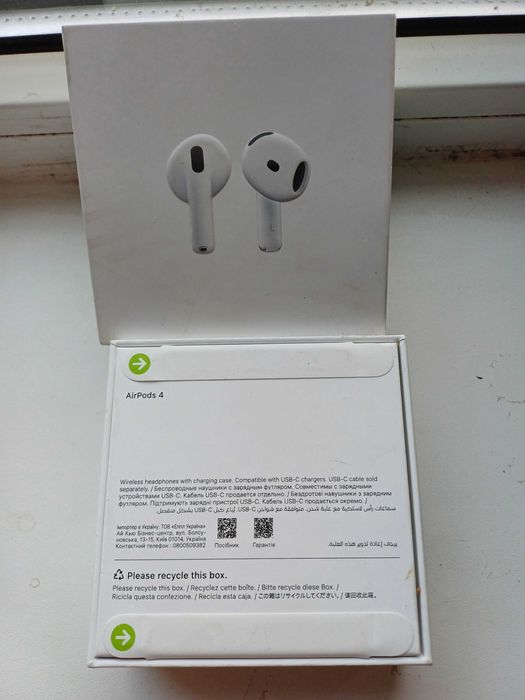 Air Pods 4 в упаковке