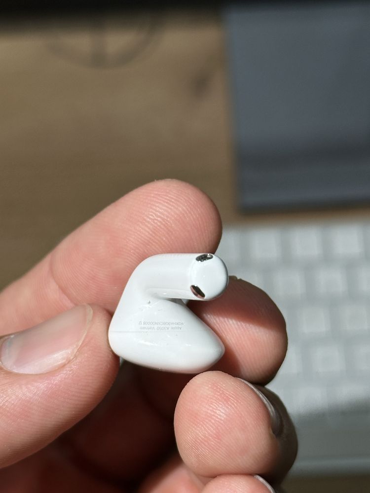Продаю AirPods 4 AirTag