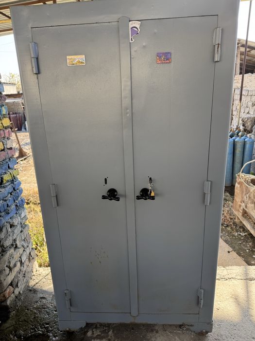 Продаётся шкаф-сейф на колёсах - в отличном состоянии