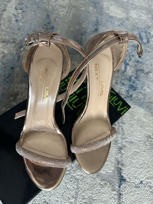 Sandale roz-aurii cu toc