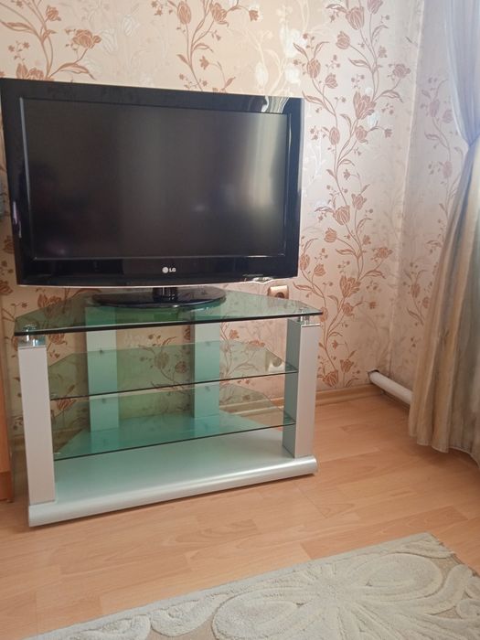 Продам  телевизор  +  тумба  + кронштейн