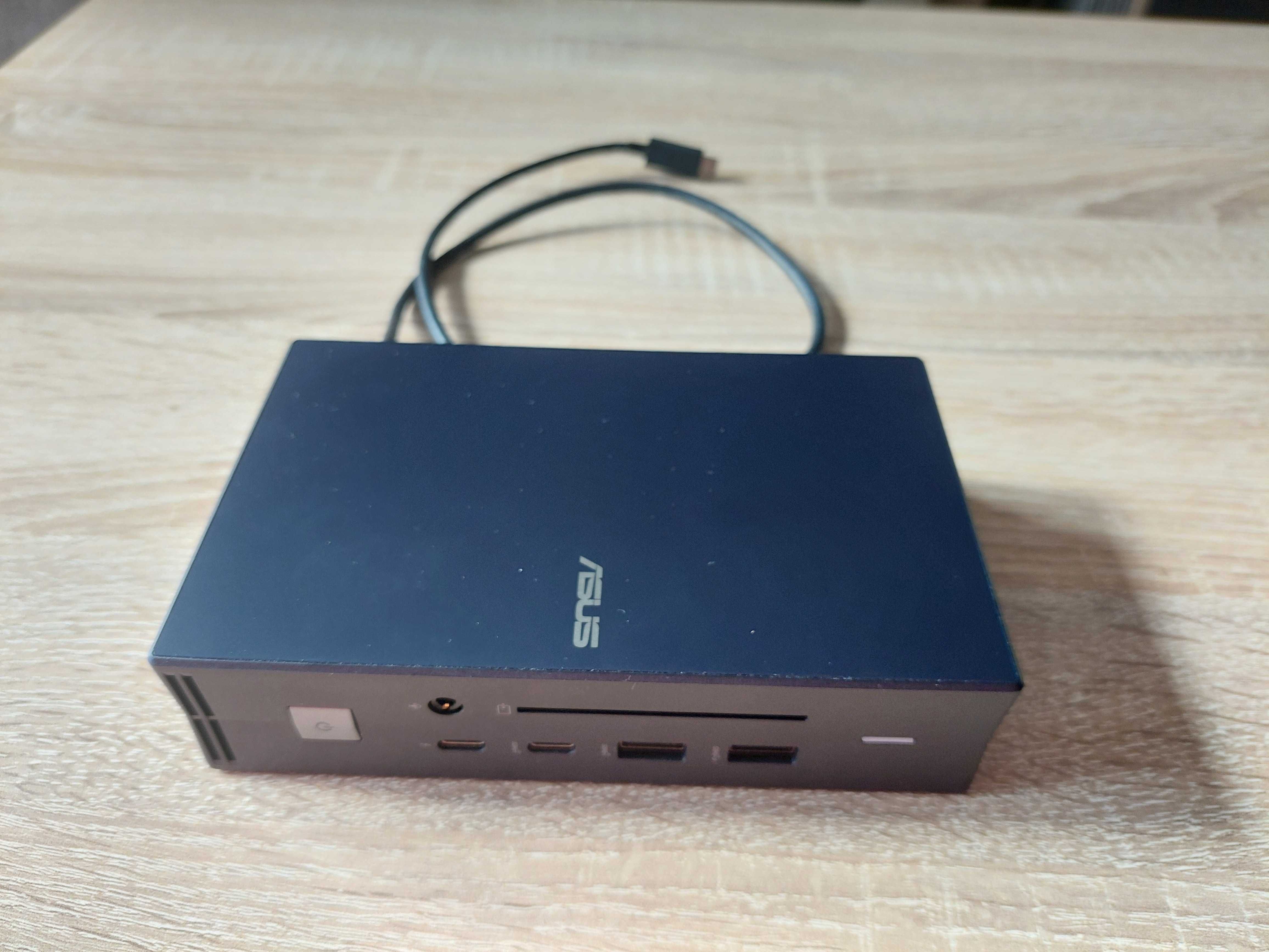 Asus SimPro Dock 2 – в перфектно състояние, с гаранция до 2026г.